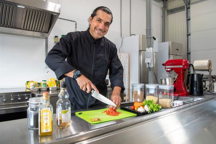 Kok Zaher Shaloub is in zijn nopjes nu de Jumbo zijn Syrische maaltijden gaat verkopen.