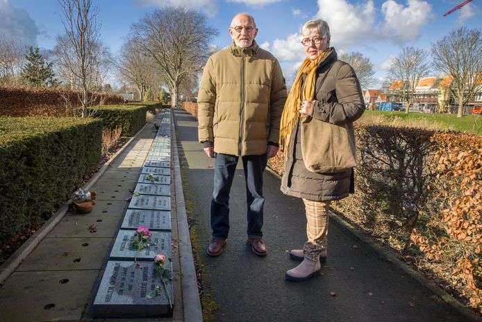 Gerrit en Janny van den Boogert op de watersnoodbegraafplaats in Oude-Tonge. Bij de grafsteen van tante Neeltje.