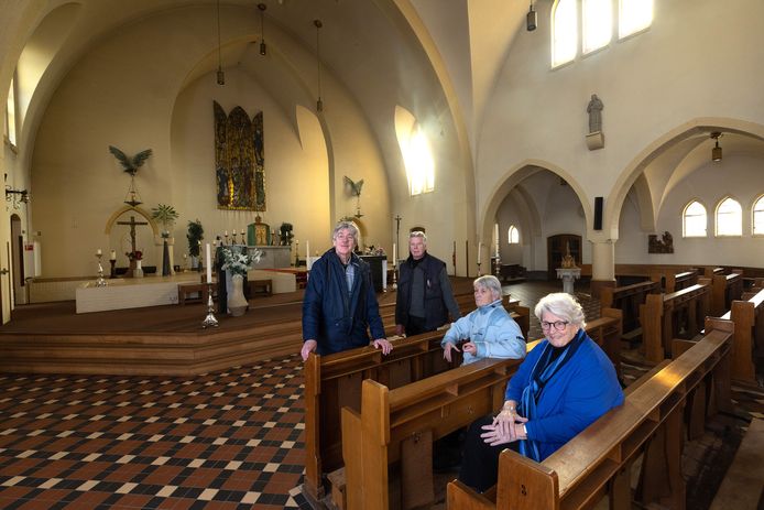 Van rechts naar links Carly Buil, Ria van Hal, Piet Mulder en Gerard Jansen in de kerk in Lobith.