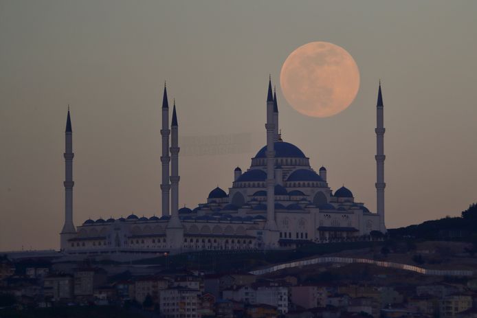 De maan boven Istanboel, Turkije.