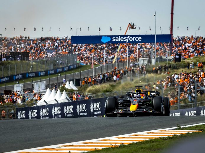 Max Verstappen tijdens de eerste vrije training voorafgaand aan de F1 Grand Prix van Nederland op het Circuit van Zandvoort.