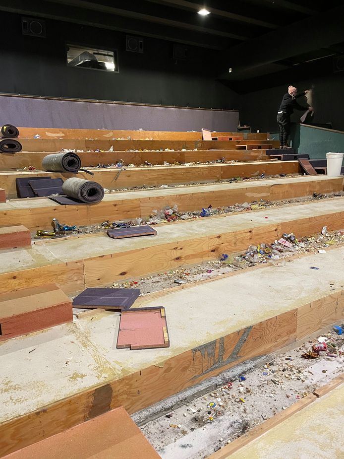 De voormalige bioscoop Cinéstar in Waregem werd omgevormd tot nieuwe culturele zalen voor CC Het Spoor. En bij het weghalen van de vloerbekleding en cinemazetels, werd nog heel wat (afval) gevonden.
