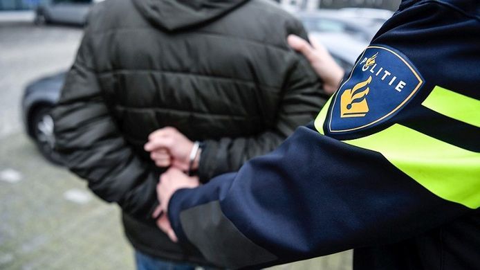 De politie heeft naar aanleiding van de massale vechtpartij tussen jongeren in de Enschedese wijk Stadsveld een verdachte opgepakt vanwege bedreiging.