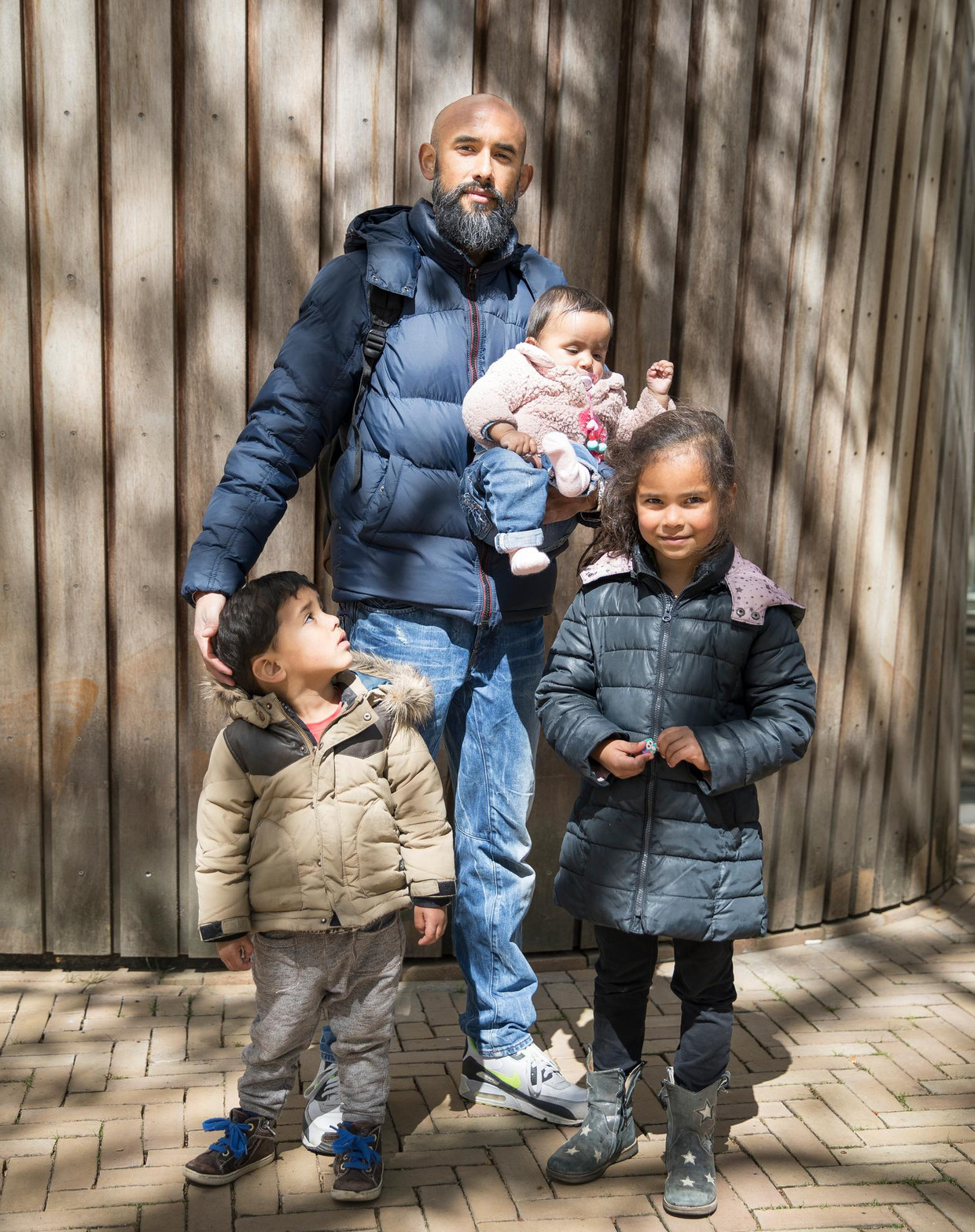 Fernando Tump (37) met zijn kinderen Camila (5), Fince (2) en Olivia (8 maanden), uit Amsterdam. Beeld Marlena Waldthausen   
