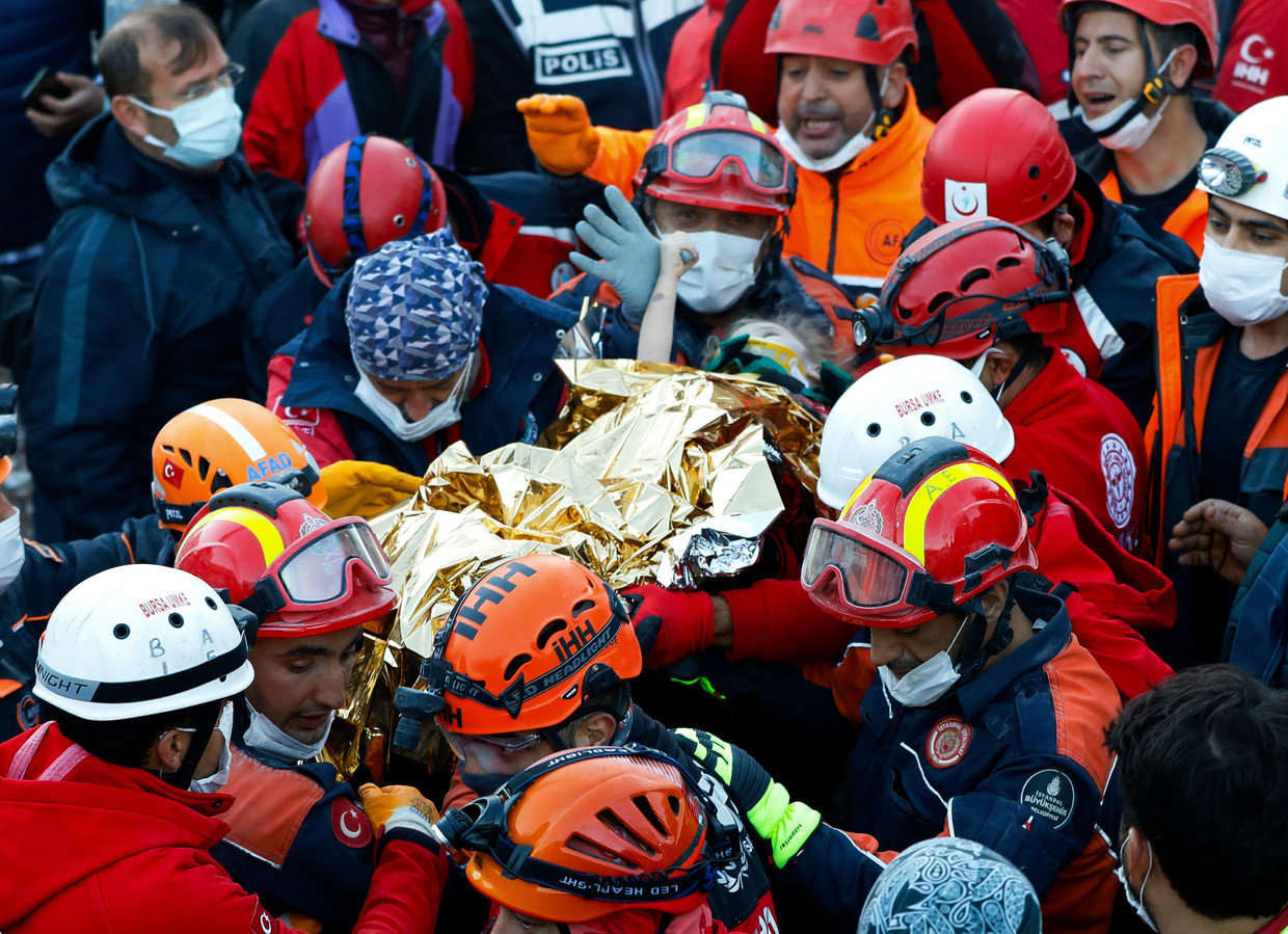 Deze foto van een kluwen reddingswerkers die het 3-jarige meisje Elif uit het puin van een ingestort flatgebouw in Izmir draagt, ding de wereld over.  Beeld AP