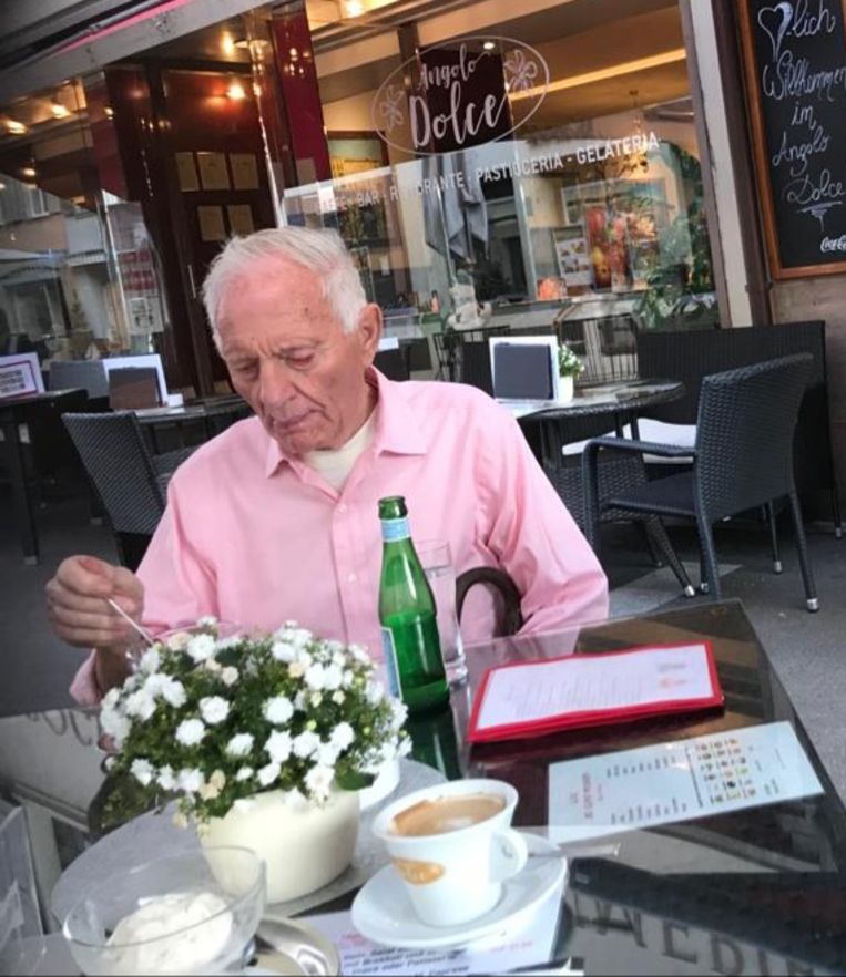 Kees Kentie op een terras in het Zwitserse Liestal, de avond voor zijn dood. Beeld Jos Hooimeijer