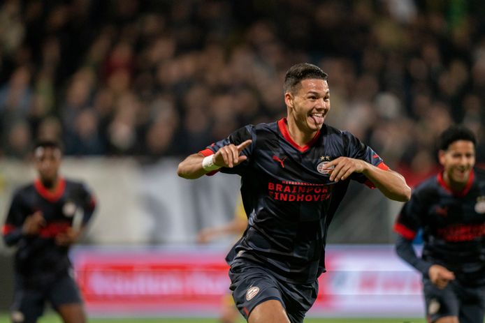 Jong PSV’er Jenson Seelt viert een doelpunt tegen ADO Den Haag.