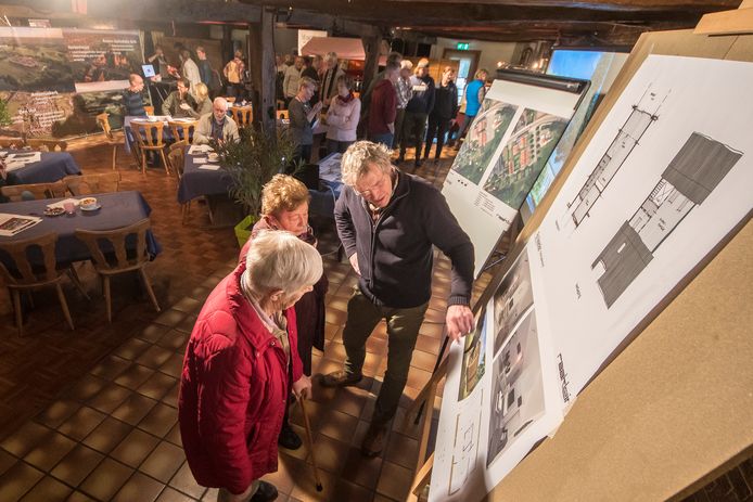 Rekkenaren bestuderen tekeningen voor de plannen om Café-Zaal Kerkemeijer om te vormen tot centrale woonlocatie, februari 2020.