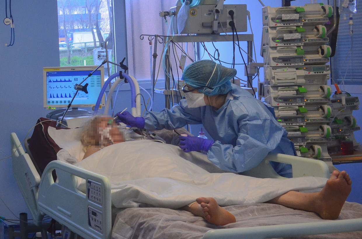 Een patiënt aan de beademing in Parijs in het hopital Bichat Assistence Publique. Beeld AFP