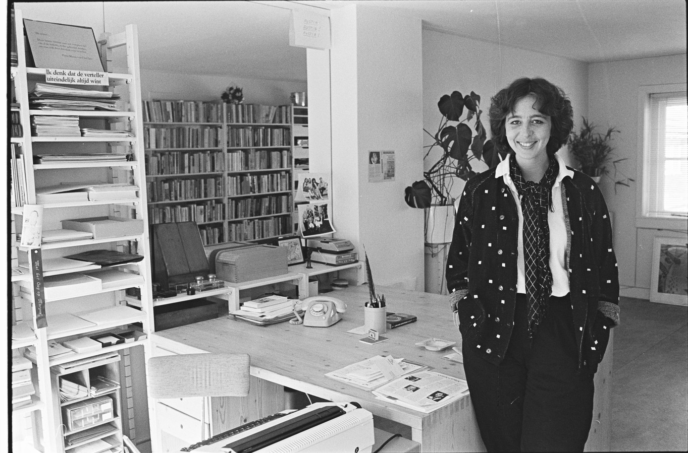 Foto: Corinne Noordenbos
,,Dit was een van de publiciteitsfoto’s voor Noorderzon, in 1986. We maakten toen voor het eerst ook een pocketeditie, daar is deze foto voor gebruikt. Aan mijn werkkamer is weinig veranderd. Ik heb alleen andere telefoons!’’