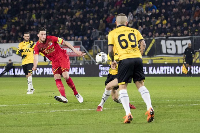 Wout Weghorst schiet op de goal