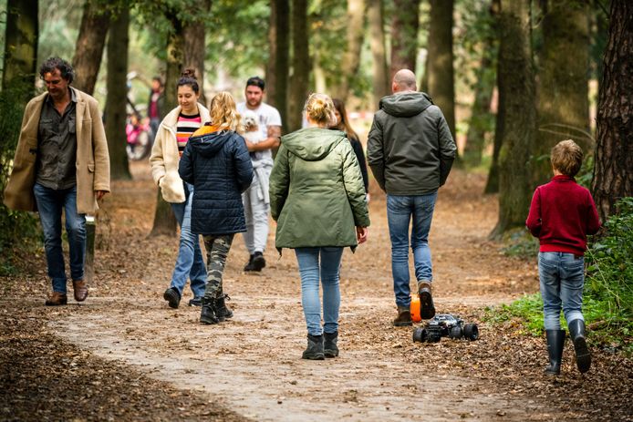 Dagjesmensen wandelen in natuurgebied de Loonse en Drunense Duinen. De combinatie van herfstvakantie, prima weer, mooie herfstbossen en de nieuwe coronamaatregelen drijft mensen massaal de natuur in.