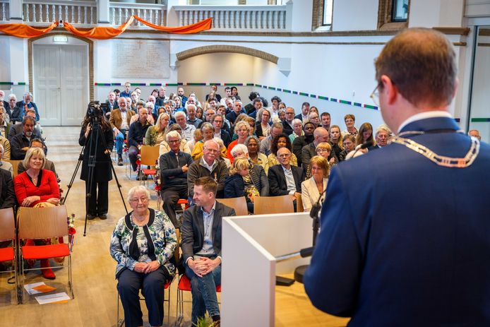 Zo zag het er vanochtend uit in Meppel, de gedecoreerden namen met een begeleider plaats op twee stoelen voor de burgemeester. Die groep mensen zat vanuit de burgemeester gezien rechts bij elkaar.