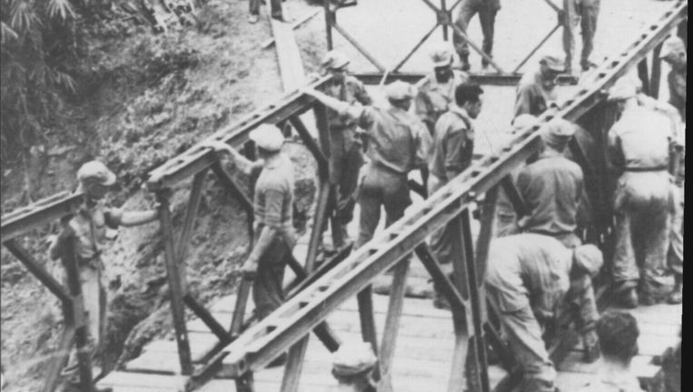 KNIL-militairen werken aan het spoor. Beeld -