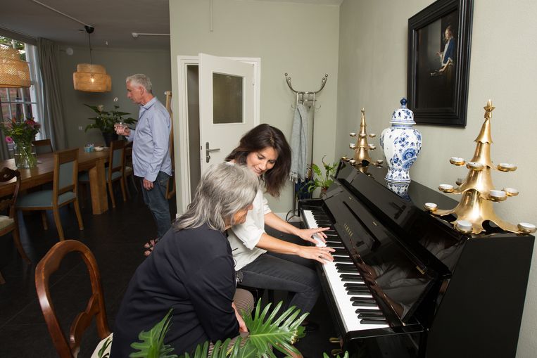 Anne-Mei The in het Huis van de Tijd in Amsterdam. Dat is niet het verpleeghuis waar The over schrijft. In het Huis van de Tijd staat de zogeheten sociale benadering van mensen met dementie centraal. De nadruk ligt hier niet op de ziekte, maar op de leefwereld van de persoon met dementie. Beeld Maartje Geels