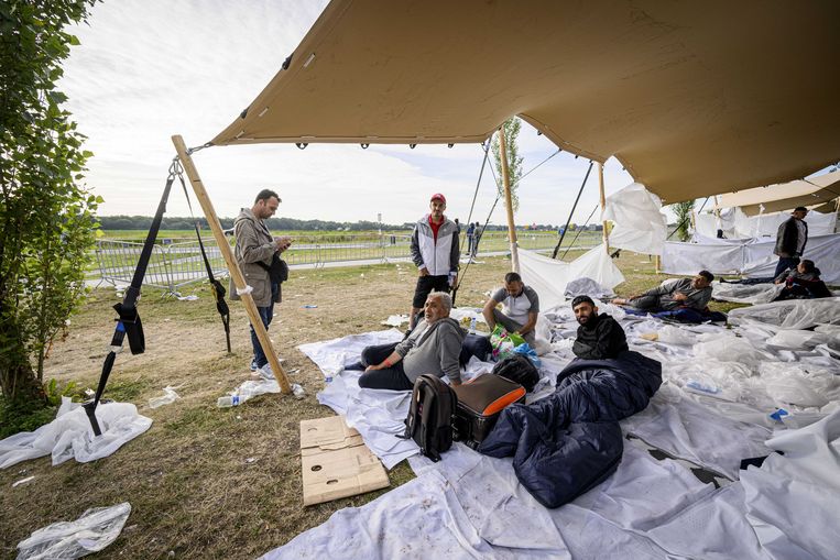Bij het aanmeldcentrum in Ter Apel moeten asielzoekers regelmatig buiten de hekken slapen. Beeld ANP