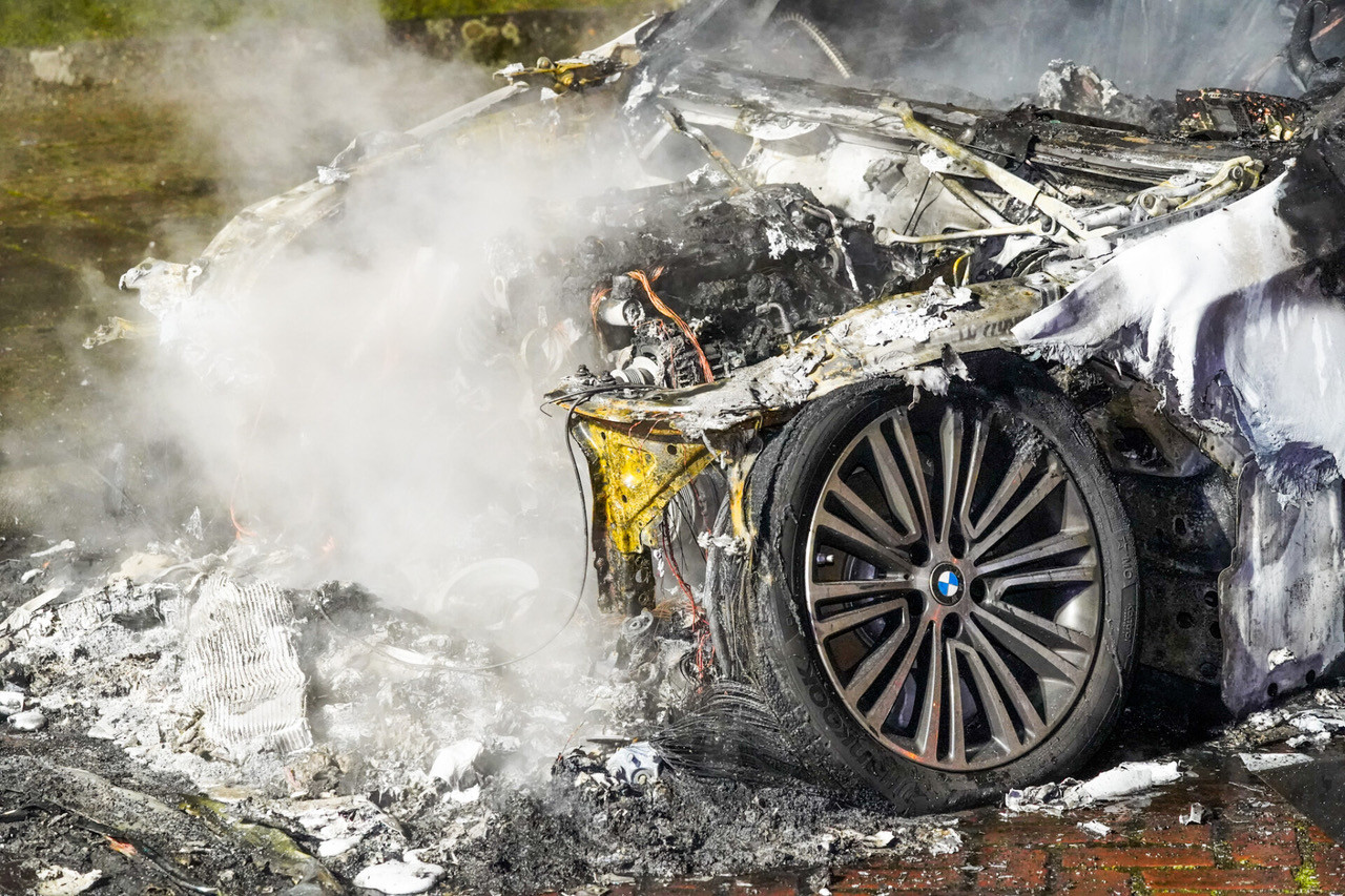 Auto compleet verwoest door brand in Eindhoven Foto AD.nl