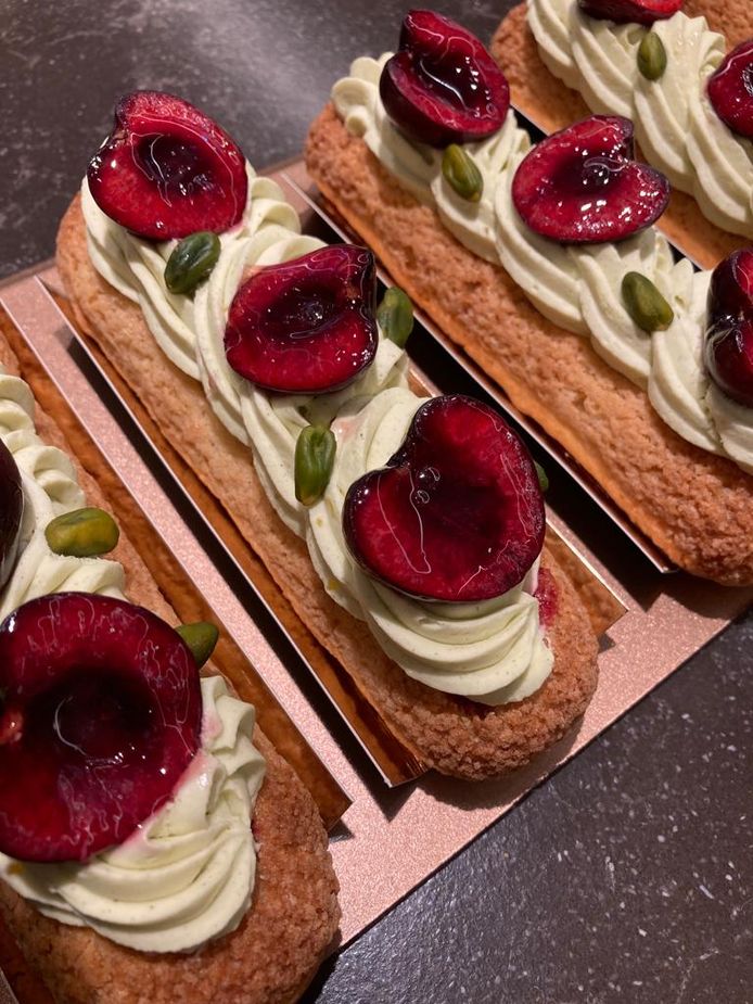 Pistache eclair met kersen