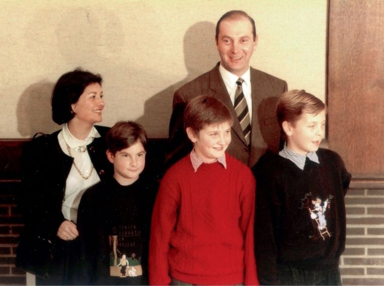 'Anthony wilde de eerste dagen niet meewerken om zijn ontvoerders op te sporen, want hij zei dat het 'lieve boeven' waren' Foto: Anthony De Clerck met zijn ouders en broers Beeld 