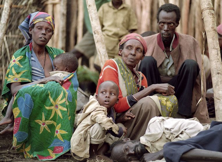 Deze foto, uit 1994, toont Tutsi's in een vluchtelingenkamp in Kabgayi. Bijna twee miljoen mensen sloegen op de vlucht tijdens de genocide in het land. Beeld AFP