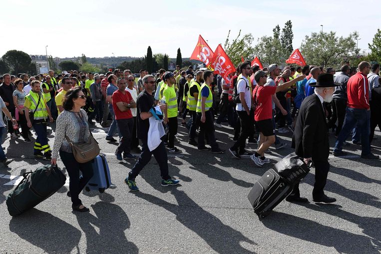 Duizenden leden van de vakbond CGT demonstreren nabij het vliegveld van Marseille. Beeld afp