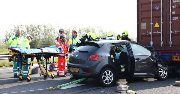 Traumaheli landt op A15 na botsing auto met vrachtwagen