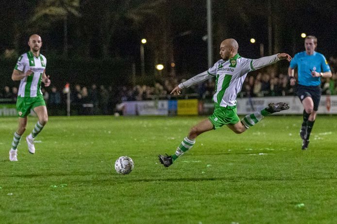 Nizar Mekkaoui schiet namens Kloetinge op doel in de derby tegen Goes. Het punt dat de koploper aan de burenruzie overhield bleek een dag later zeer waardevol.