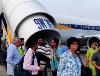 Vliegtuig van Air India sloopt muur bij het opstijgen en maakt gedwongen noodlanding