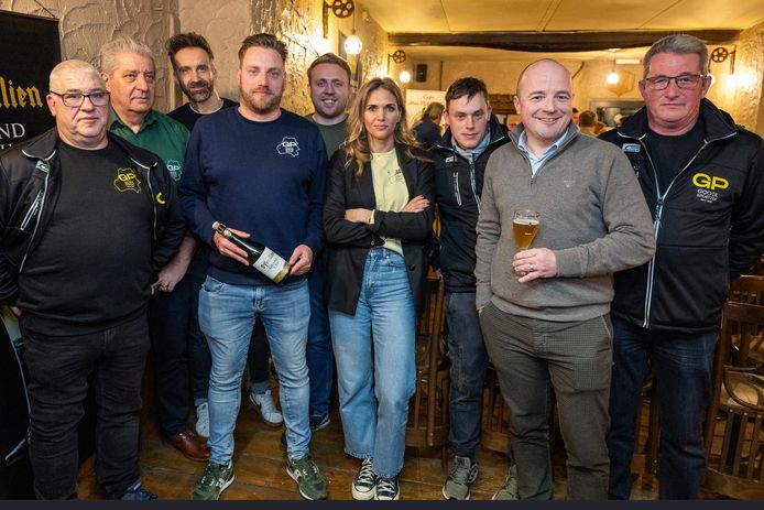Het bestuur van GP Oetingen met centraal Steven Christiaens en sportdirecteur Ine Beyen.