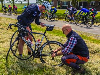 Fietsenmakers hopen geen tandems te treffen bij Fietselfstedentocht, maar dan komt er een driezitter