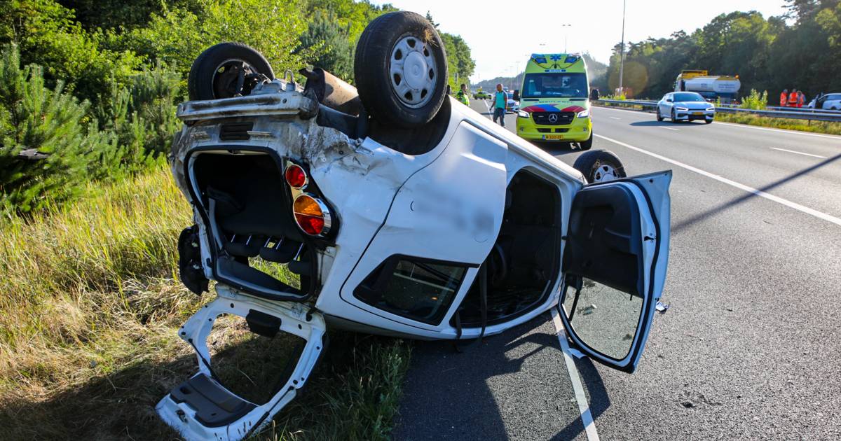 Auto slaat over de kop na botsing met vangrail op A50 bij Loenen.