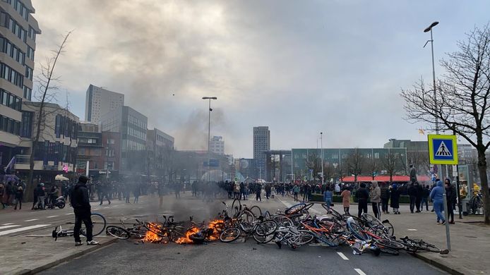 Meer brandende fietsen voor het station.