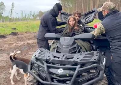 Russische kinderen overleven vier nachten in bos, met dank aan hun hondjes die wolven wegjaagden
