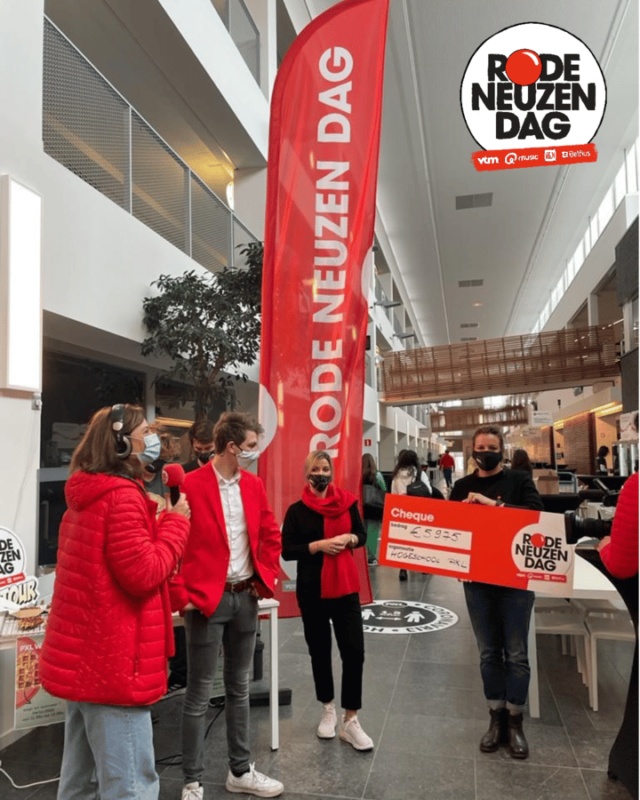 De hogeschool PXL overhandigde woensdag de cheque van liefst 5.975 euro ten voordele van Rode Neuzen.