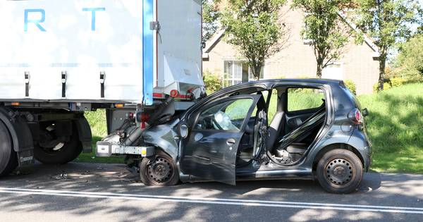 Heftig ongeluk bij Nagele: automobilist zit klem onder een vrachtwagen.