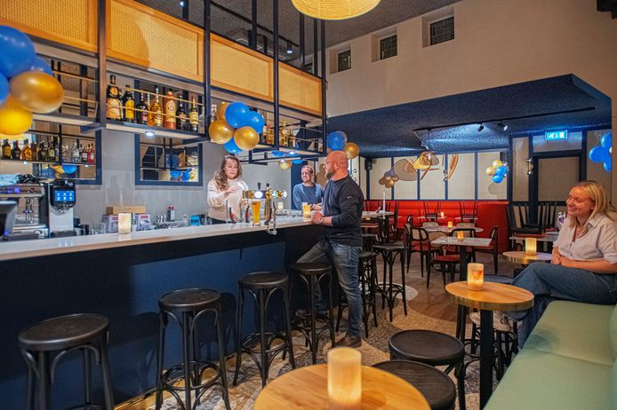 Hoge spiegels, veel licht en met een grote bar in het midden van de zaak: Hooked is klaar voor de opening. Met Giel van Schaaijk aan de toog.