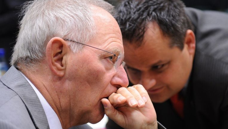 De Duitse minister van Financien Wolfgang Schauble overlegt met Jan Kees de Jager. Beeld afp