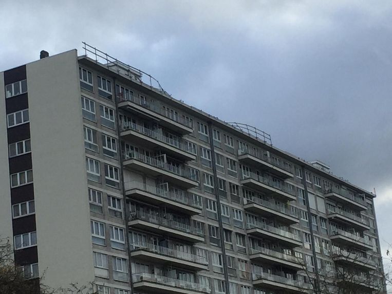 In Zellik kwam een reling op een flatgebouw los. Beeld Tom Vierendeels 