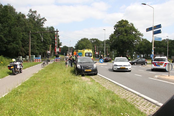 Op de Holterweg bij de afslag naar Bathmen is een overstekende fietser door een automobilist geschept. De fietser is met onbekend letsel naar het ziekenhuis gebracht.