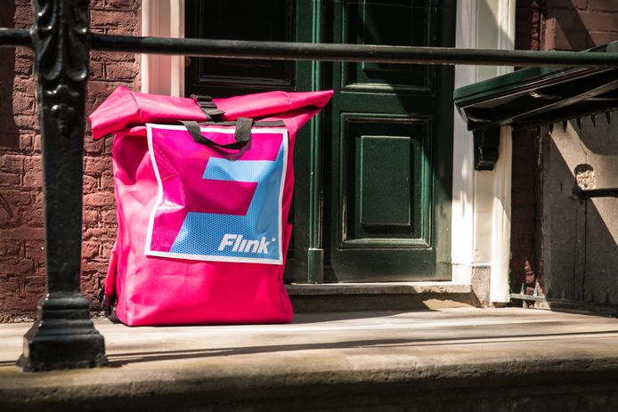 Fietskoeriers van Flink zijn herkenbaar aan de roze fietstassen.