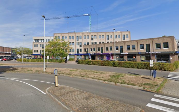 Het kantoor bij de Schepen Bierwischstraat in Arnhem, met links een stukje van Winkelcentrum Kronenburg.