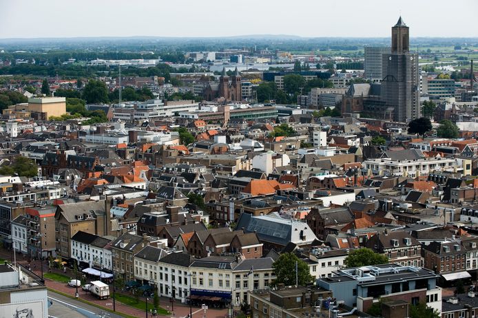 De Arnhemse binnenstad gezien vanuit een van de kantoortorens bij station Arnhem Centraal.