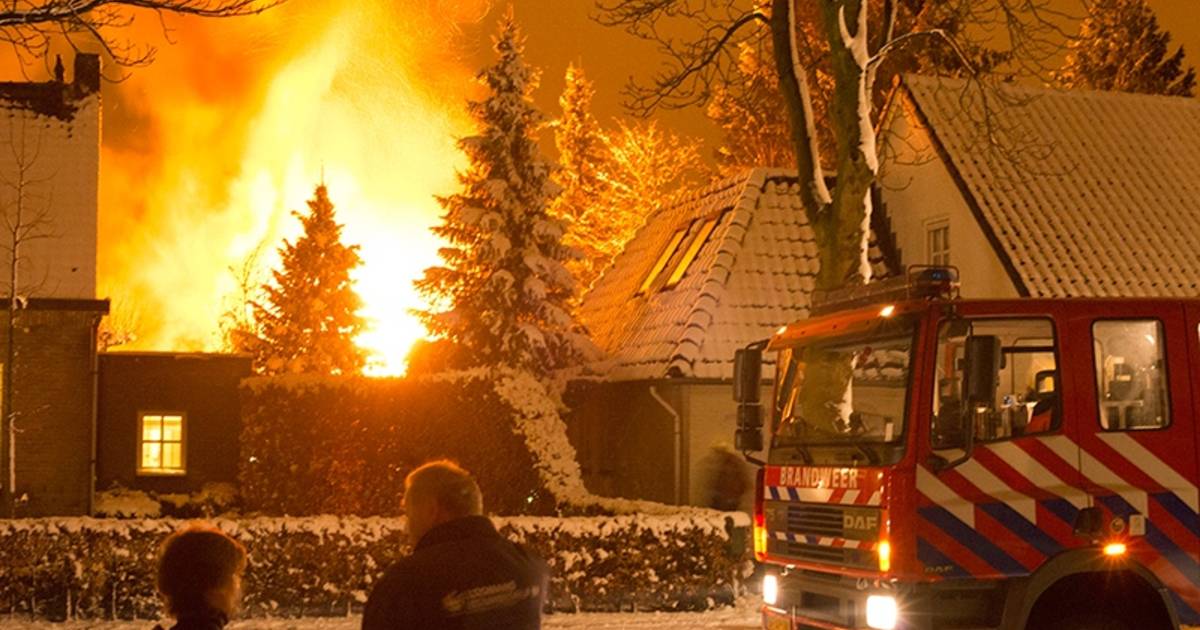 Huisje achter woning in Beek en Donk brandt uit Laarbeek ed.nl