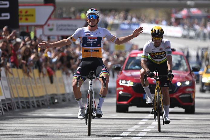 Remco Evenepoel (l) wint de etappe, Primoz Roglic het eindklassement.