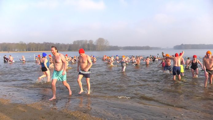Het nieuwe jaar in met een frisse duik in meer van Bussloo | Apeldoorn ...