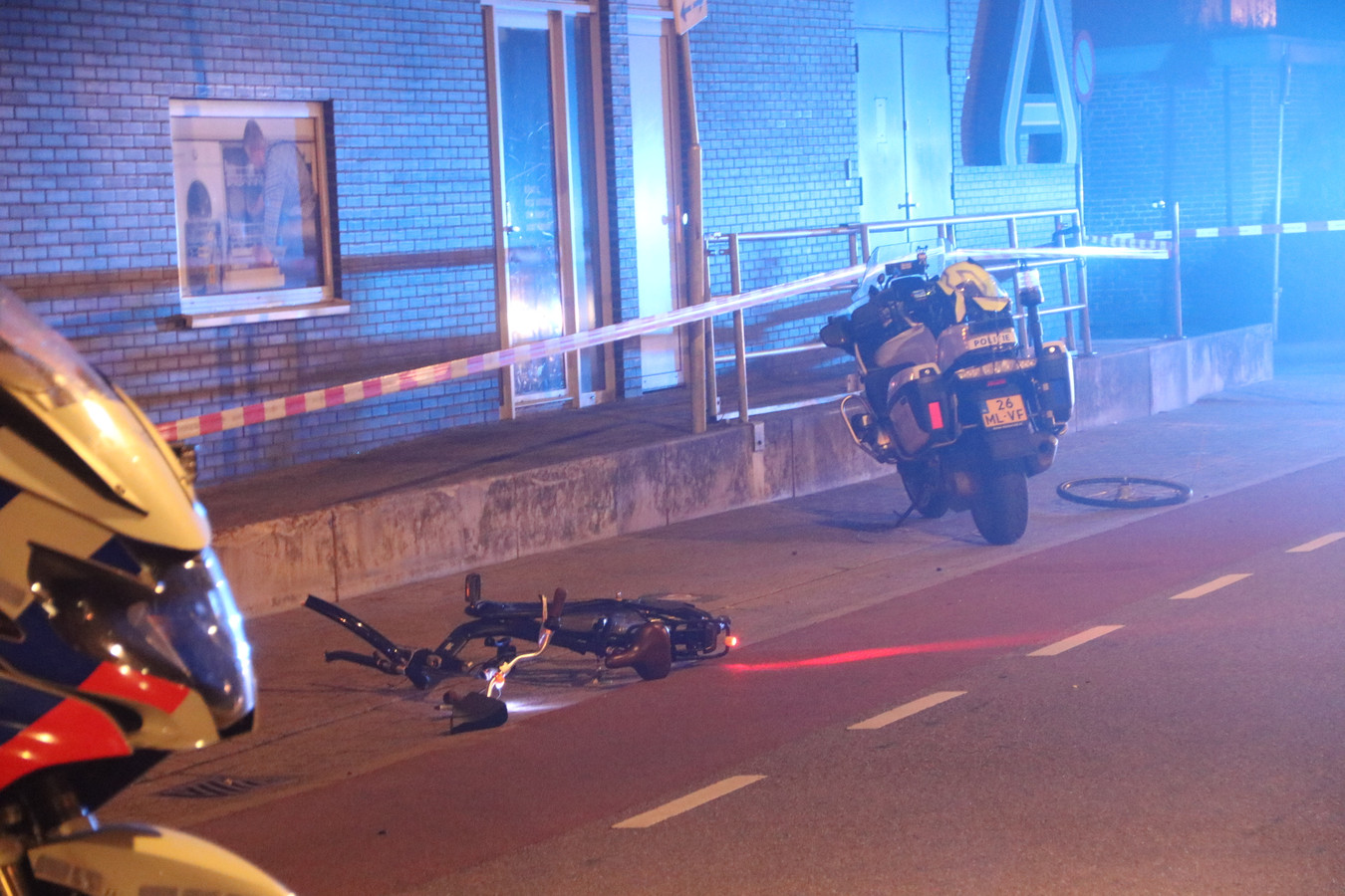 Ongeval tussen politiemotor en fietser aan de Savornin Lohmanstraat in Apeldoorn.