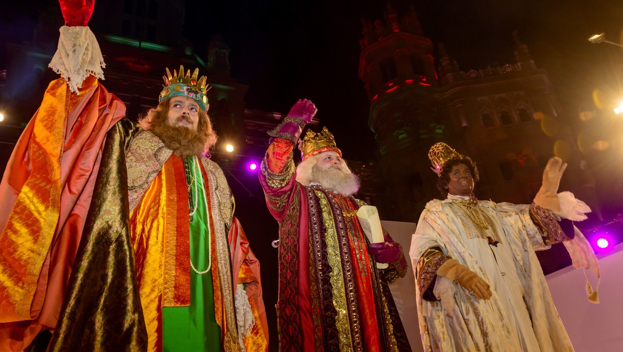Traditionele Driekoningen-optocht in Madrid. In januari is een van de twee witte koningen vrouw. Beeld Corbis