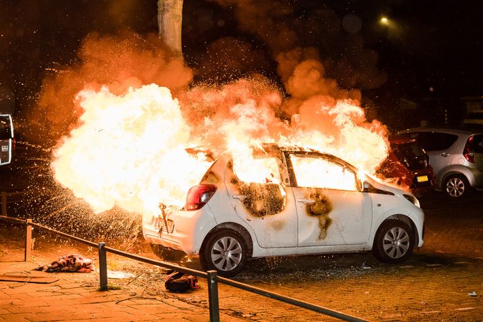 Auto werd in brand gestoken tijdens de rellen in Tilburg zondag