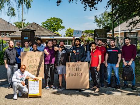 Ontevreden azc-bewoners protesteren in Schalkhaar: ‘Het hele systeem werkt niet’