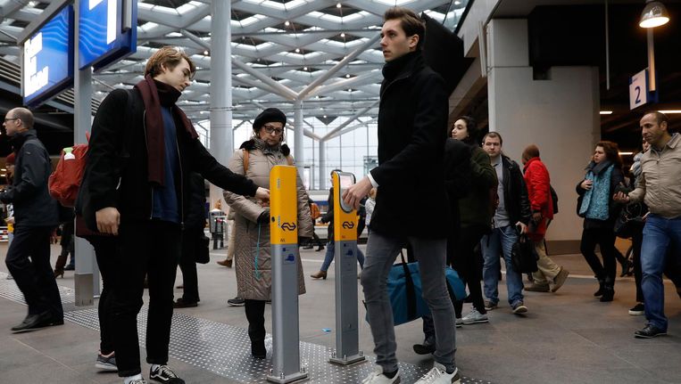 Studenten checken in en uit op station Den Haag Centraal. Beeld anp